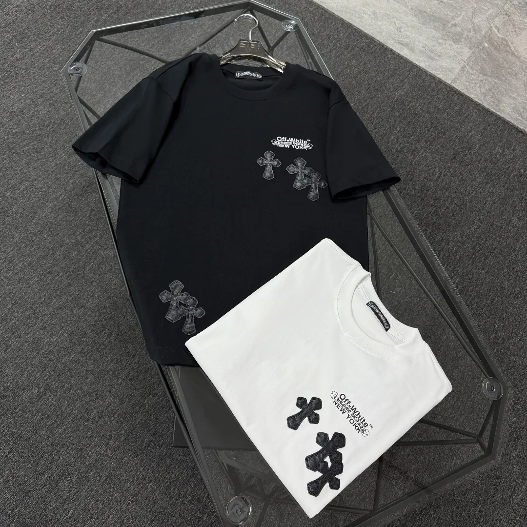 P170 Chrome Hearts Chrome Hearts 25 high version. The fabric is made of 300 grams of high-density pure cotton. It does not deform or shrink. It has three labels. It is the same style for men and women. Technology: patch embroidery + digital printing. Color: white, black. SIZE: S-XL.